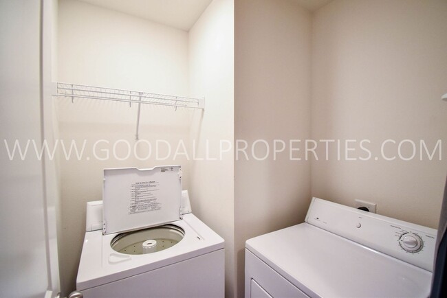 Building Photo - Updated 2 Bed, 2 Bath Townhome in Waukee!