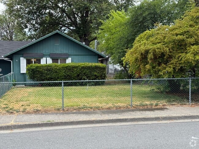 Building Photo - 902 SW Rogue River Ave