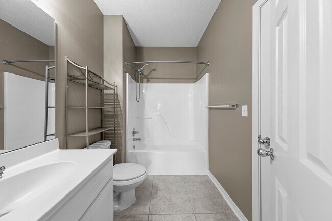 Building Photo - Great 1 Bedroom Unit at the Oaks!