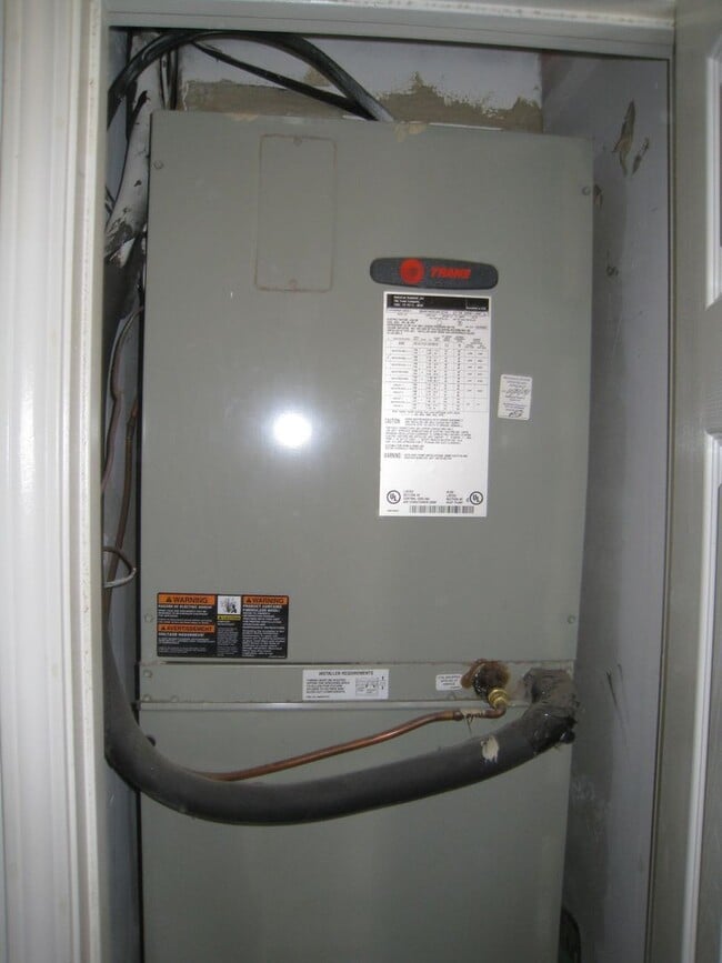 Building Photo - Cozy Condo