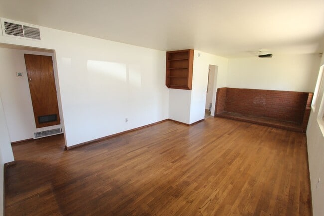 Building Photo - AVAILABLE NOW! Charming Single-Story Home ...