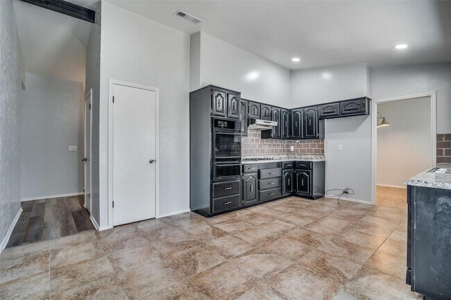 Building Photo - 3108 Kensington Dr