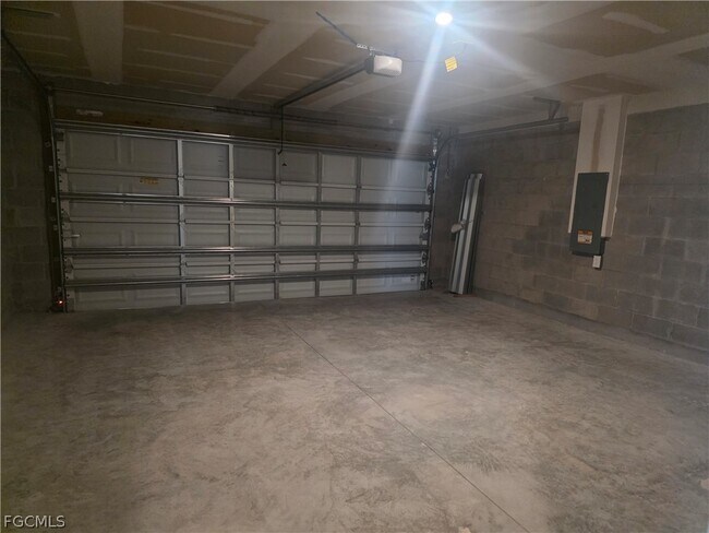 Building Photo - 878 Friendship Cir