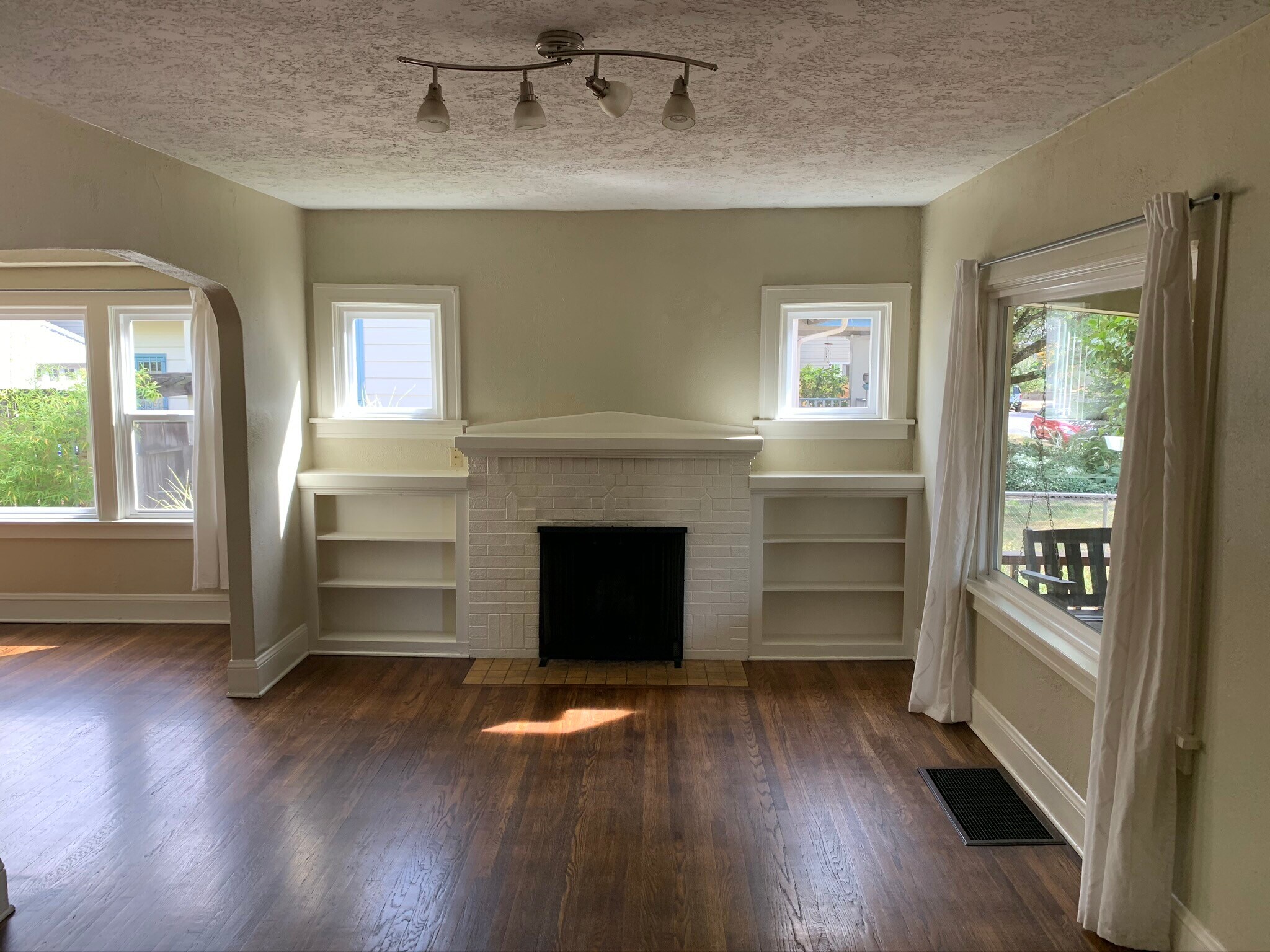 Building Photo - 5726 North Montana Avenue