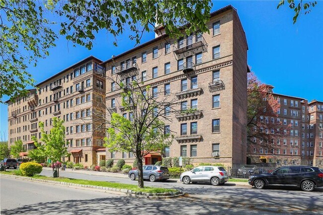 Building Photo - 14 N Chatsworth Ave