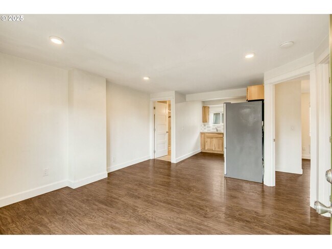 Building Photo - 1174000