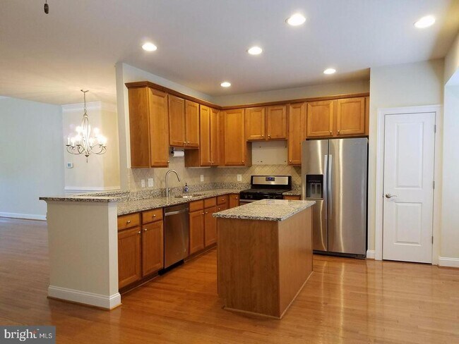 Building Photo - 5985 Meadow Brook Dr