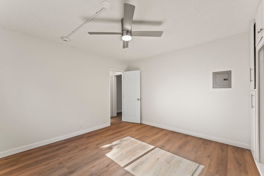 Building Photo - 3205 W 60th St