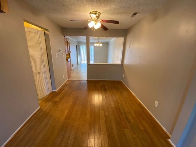 Building Photo - 2 Bedroom 1.5 Bath Townhome