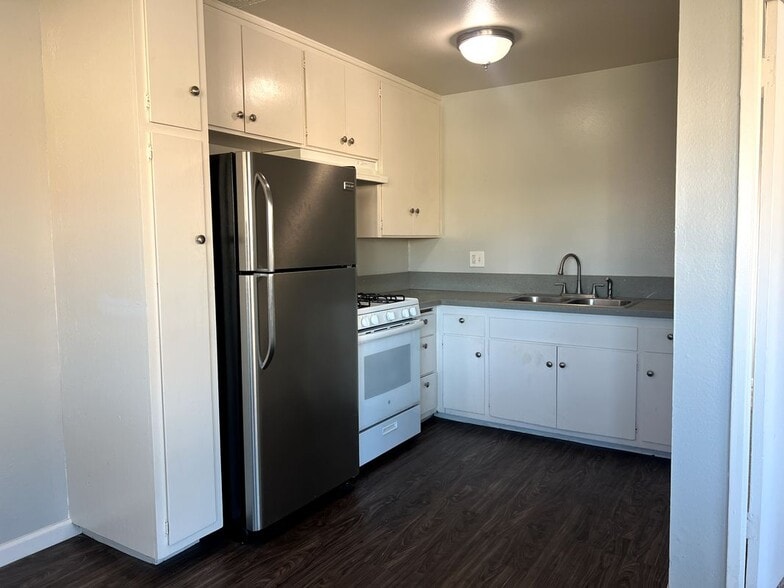 Building Photo - 2000 Carnegie Ln