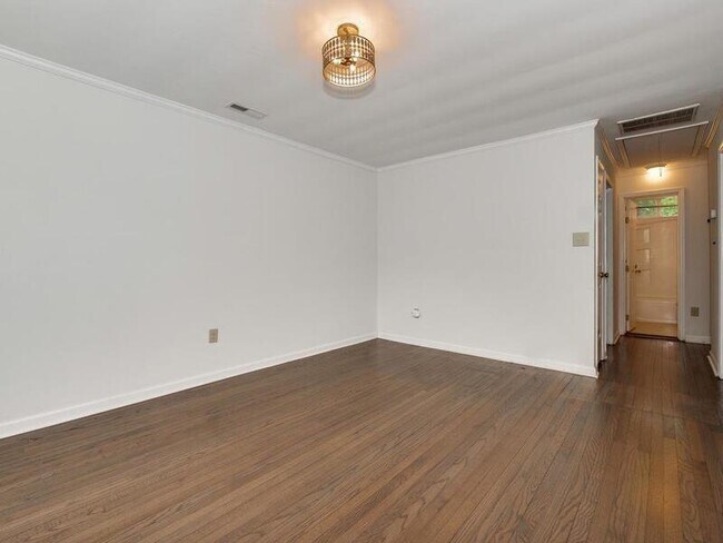 Building Photo - 5113 Valley Stream Rd