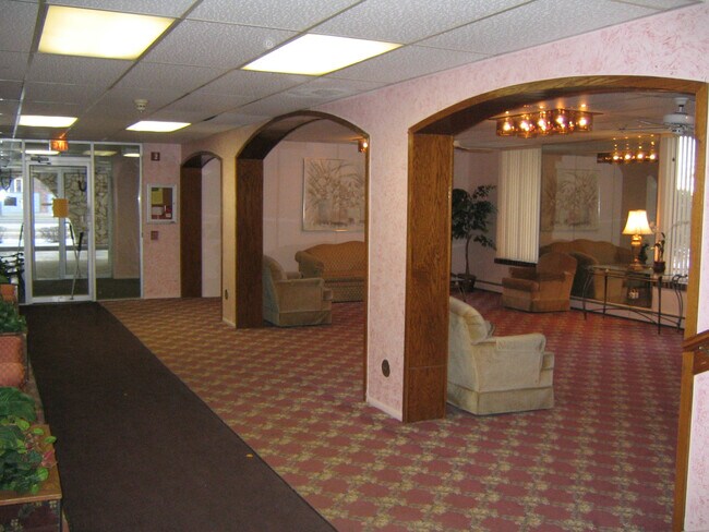 Building Photo - 1301 S Finley Rd