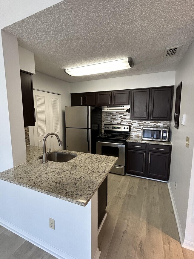 Building Photo - 1055 S Hiawassee Rd