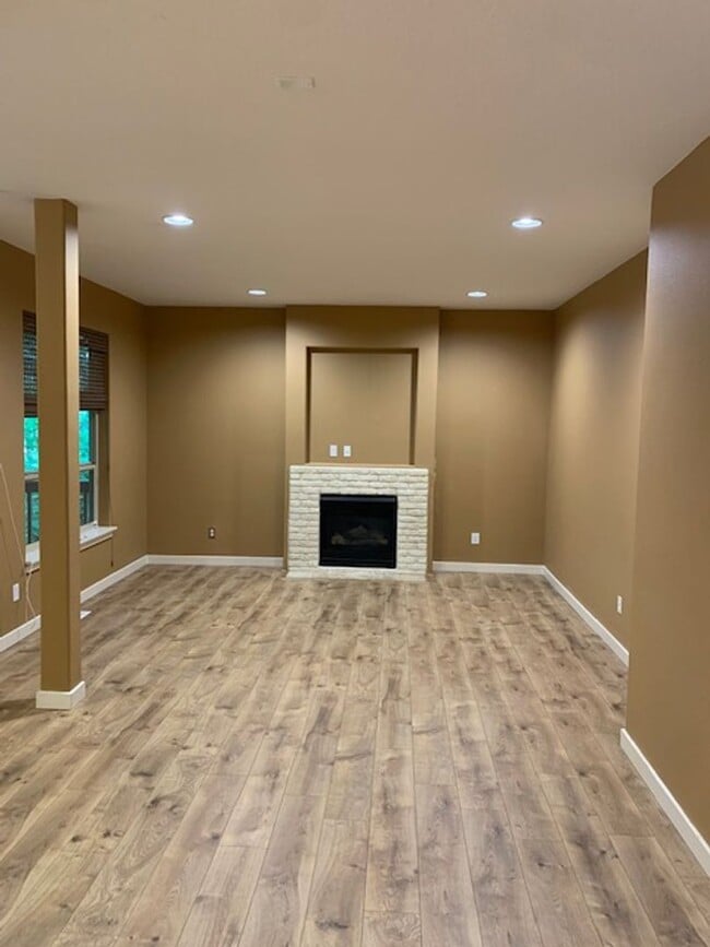 Building Photo - Starpointe Luxury Home with 6 Bedrooms, 4 ...