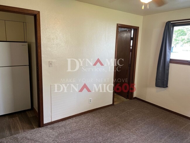 Building Photo - 1 Bedroom, 1 Bathroom Garden Level Apartme...