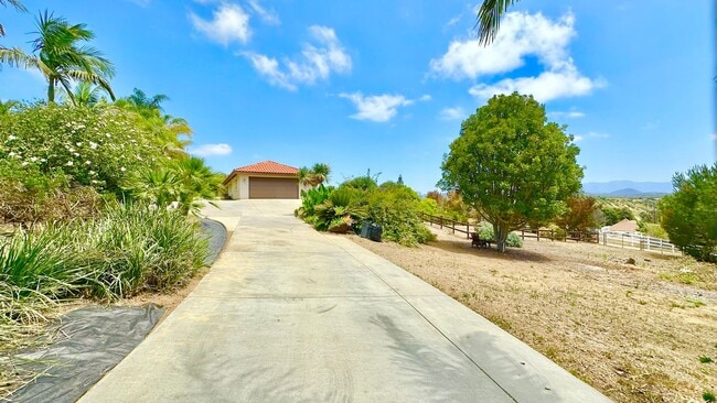 Building Photo - Amazing Location & Sprawling Country Living at its Very Best in this Beautiful Single-Story Home ...