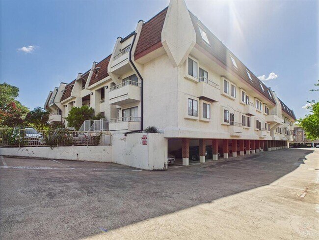 Primary Photo - 3115 Helms St