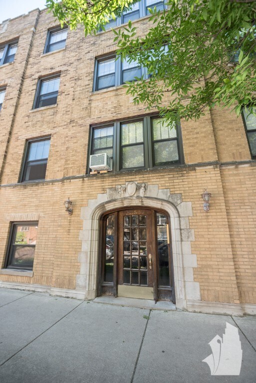 Building Photo - 1910 W Winnemac Ave