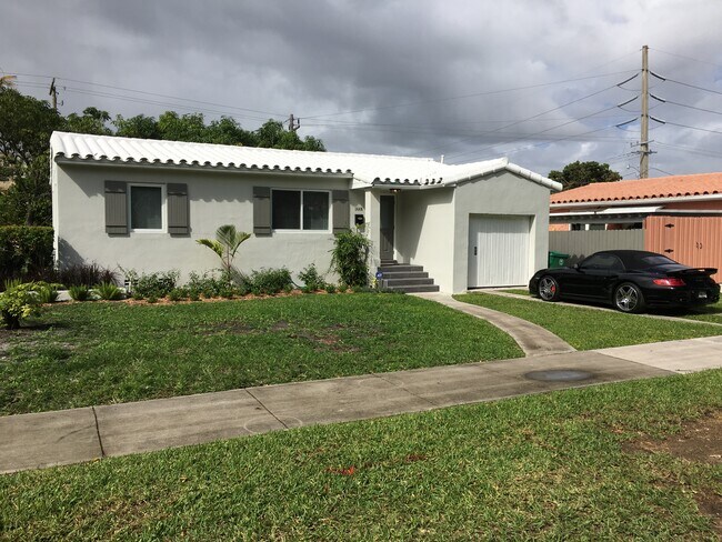 Building Photo - 1640 Coral Gate Dr
