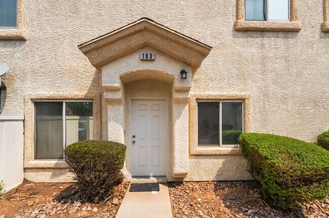 Building Photo - Spacious Henderson Townhome with Modern Up...