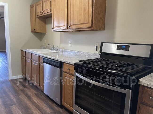 Building Photo - 940 SE Pinecrest Dr