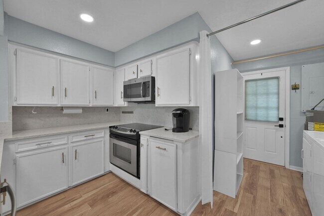 Building Photo - 12247 Trail Hollow Dr