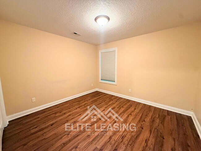 Building Photo - Beautiful 3 Bed, 2 Bath One-Level Home | HOA Maintained