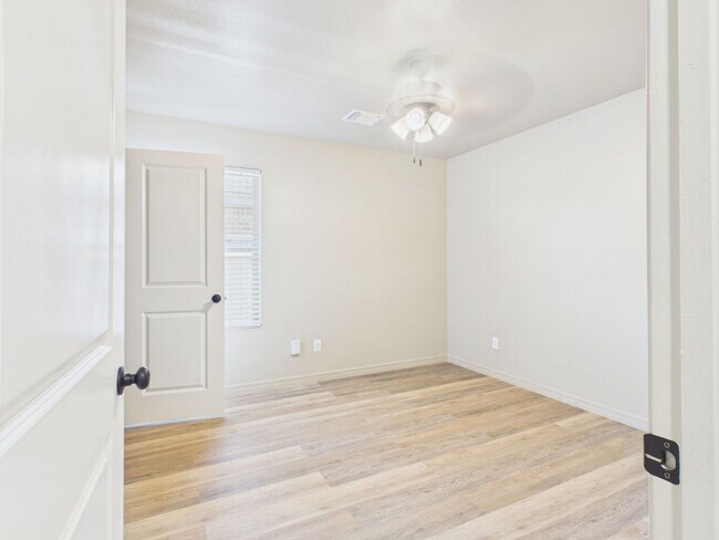 Building Photo - 1124 Caprock St