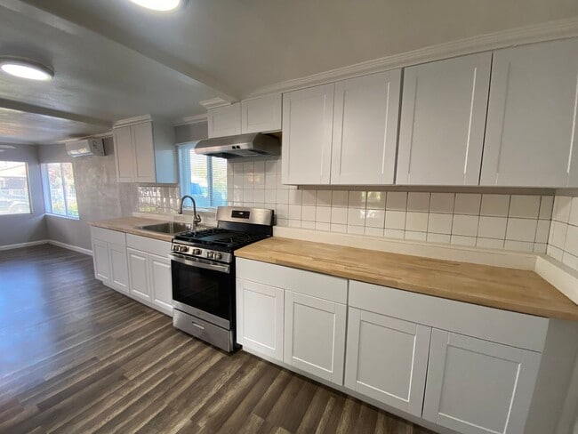 Building Photo - 3841