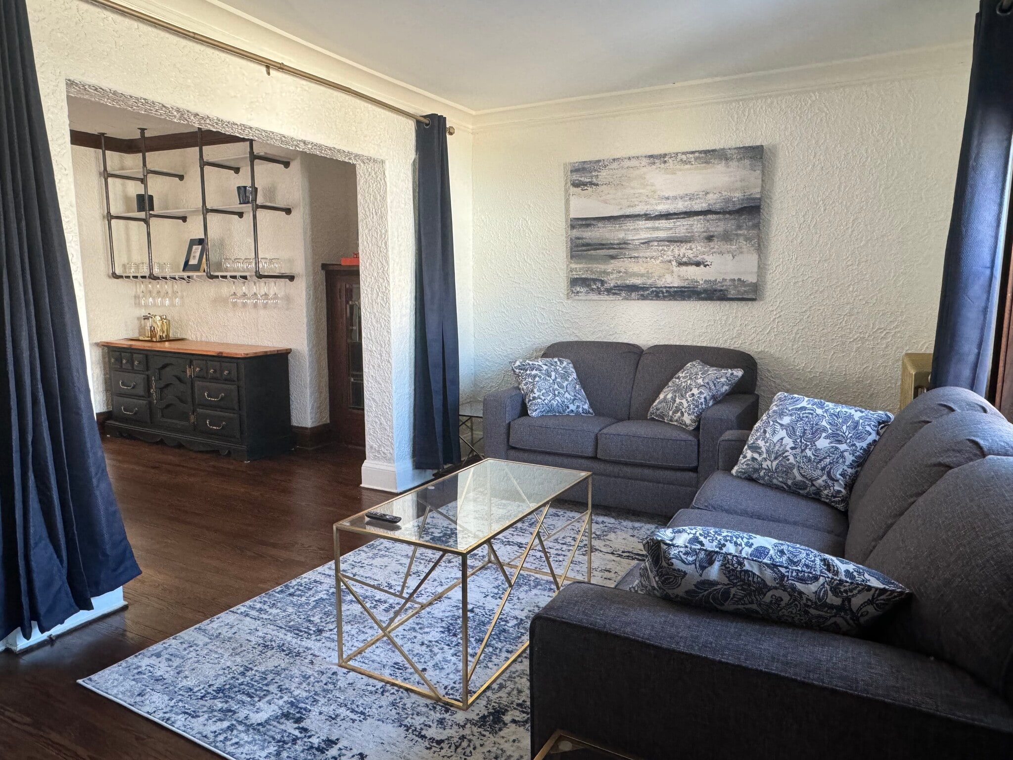 Living room - 821 E Pearson St