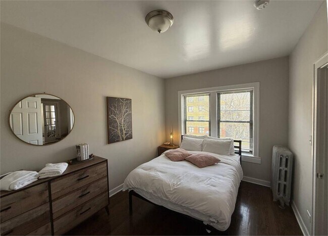 Building Photo - 1359 W Touhy Ave