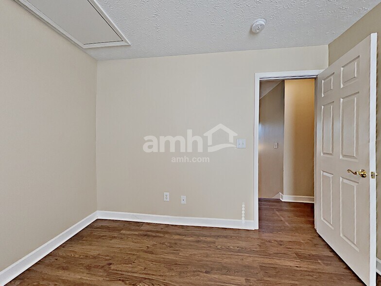 Building Photo - 102 Baker Springs Ln