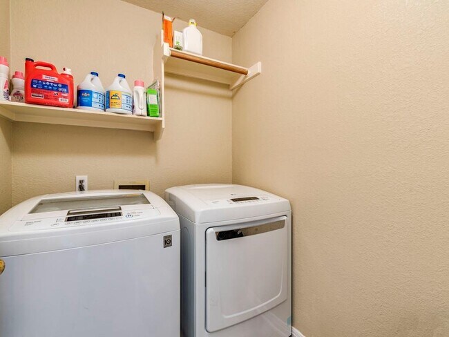 Building Photo - 5847 Back Bay Ln