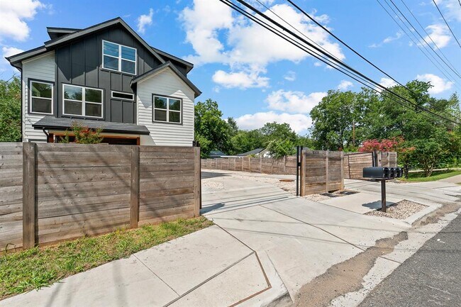 Building Photo - 5305 Ledesma Rd