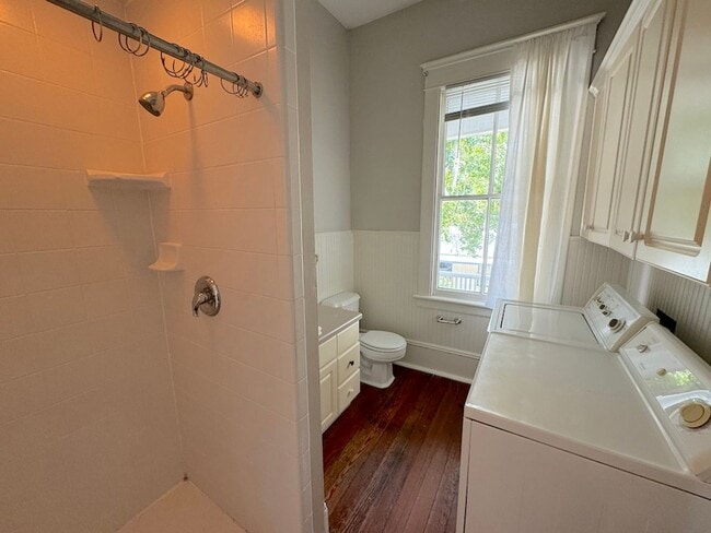 Building Photo - 3 BED | 2 BATH | PRIVATE UPSTAIRS BALCONY | STARLAND