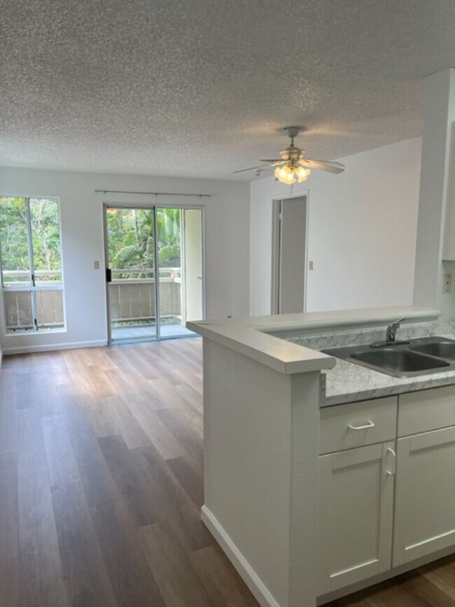 Building Photo - Newly Renovated 3 bedroom/2 bath with 2 pa...