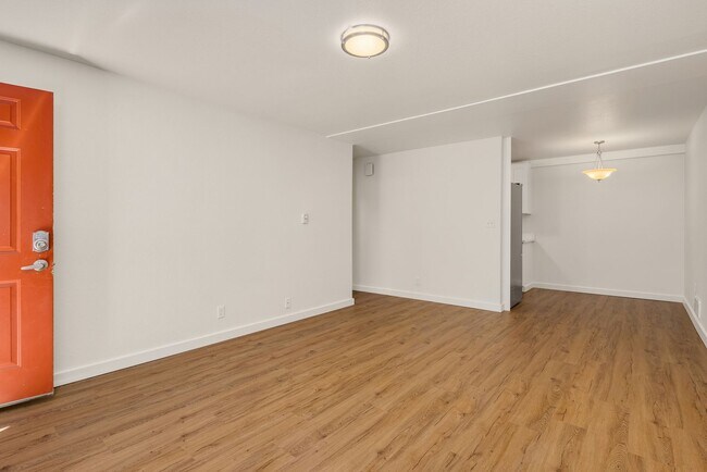 Building Photo - NEW, HIGH-END RENOVATED  1 bed / 1 bath at the Lydia in Ballard! In-Unit Laundry! 2 WEEKS FREE