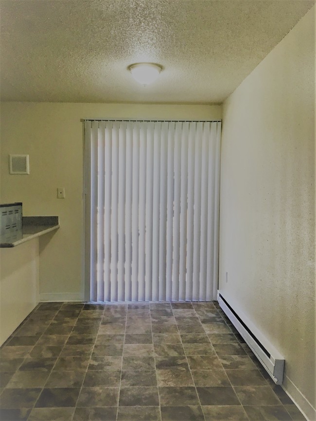 TOWN HOUSE DINING AREA - Alder Village