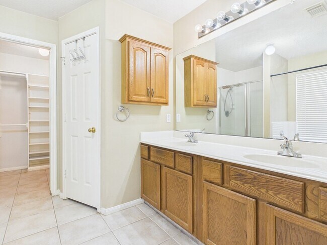 Building Photo - 3914 Cyril Dr