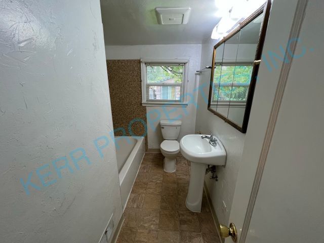 Building Photo - FREE RENT! Cozy tri-level 1374 square foot...