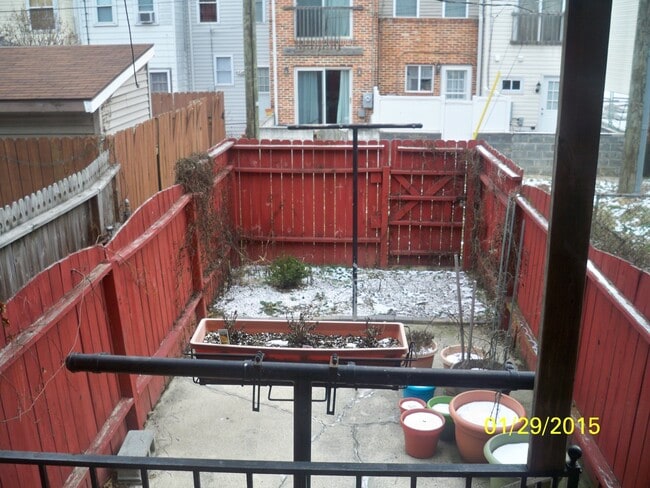 Building Photo - Charming Locust Point 2bd+Den/1ba Rowhome ...