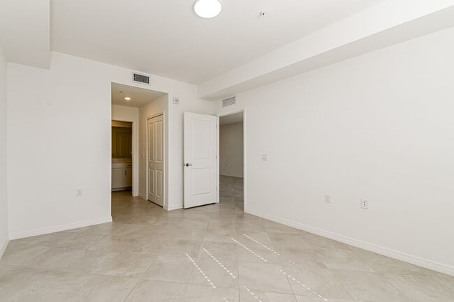 Building Photo - 2-bed 2-bath pet friendly condo with Golf membership at the National Golf!