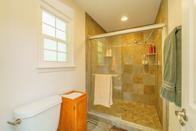 Building Photo - Meticulously Maintained 4 BR 2.5 BA Home in Burke, VA
