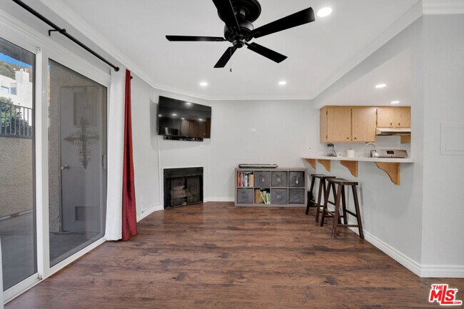 Building Photo - 18209 Sierra Hwy