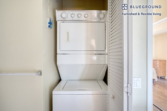 Building Photo - 853 Commodore Dr