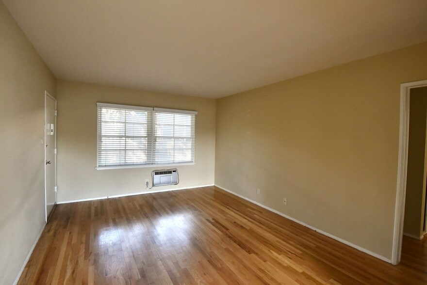 Building Photo - 1212 N Hollywood Way