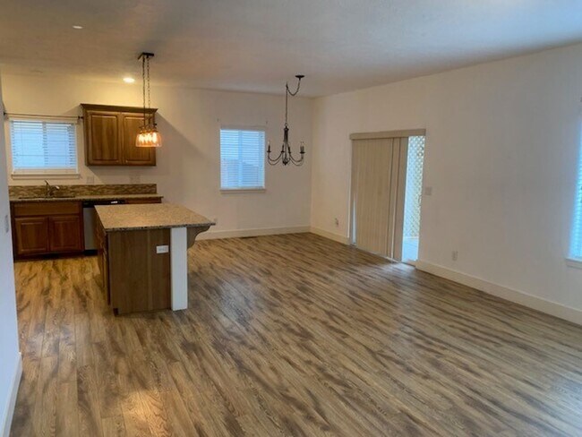 Building Photo - 4 Bed/2.5 Bath Single Family Home in SE Bend