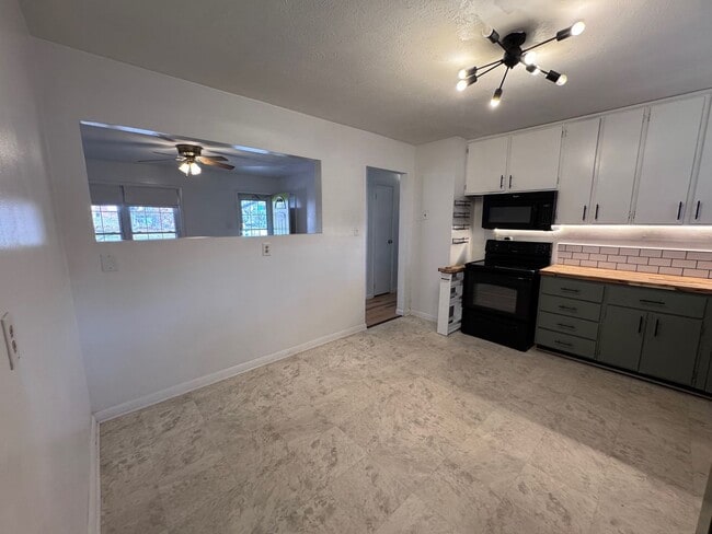 Building Photo - Swannanoa - Perfect Location, Fantastic Bungalow!