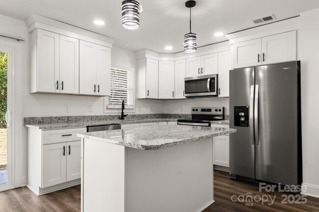 Building Photo - 815 Sharon Dr