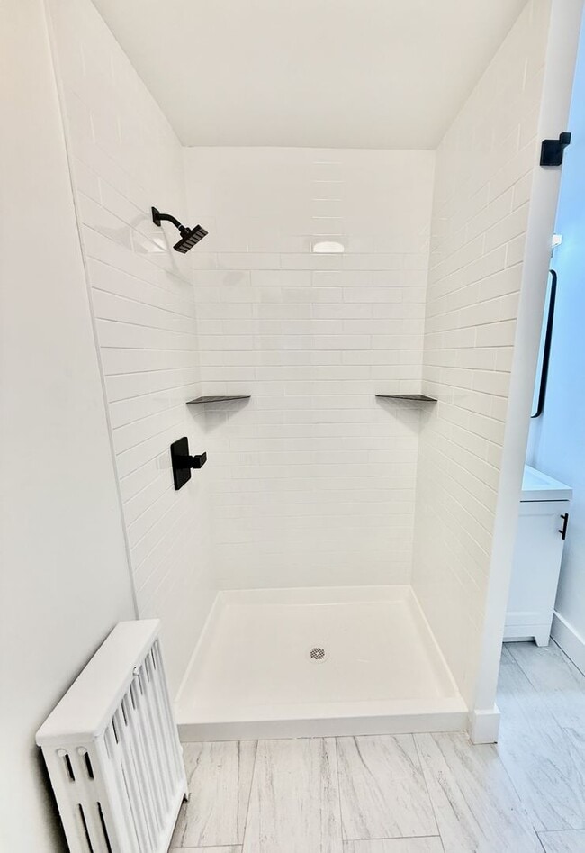 Building Photo - Just RENOVATED open floorplan 3 BED/1 BA H...